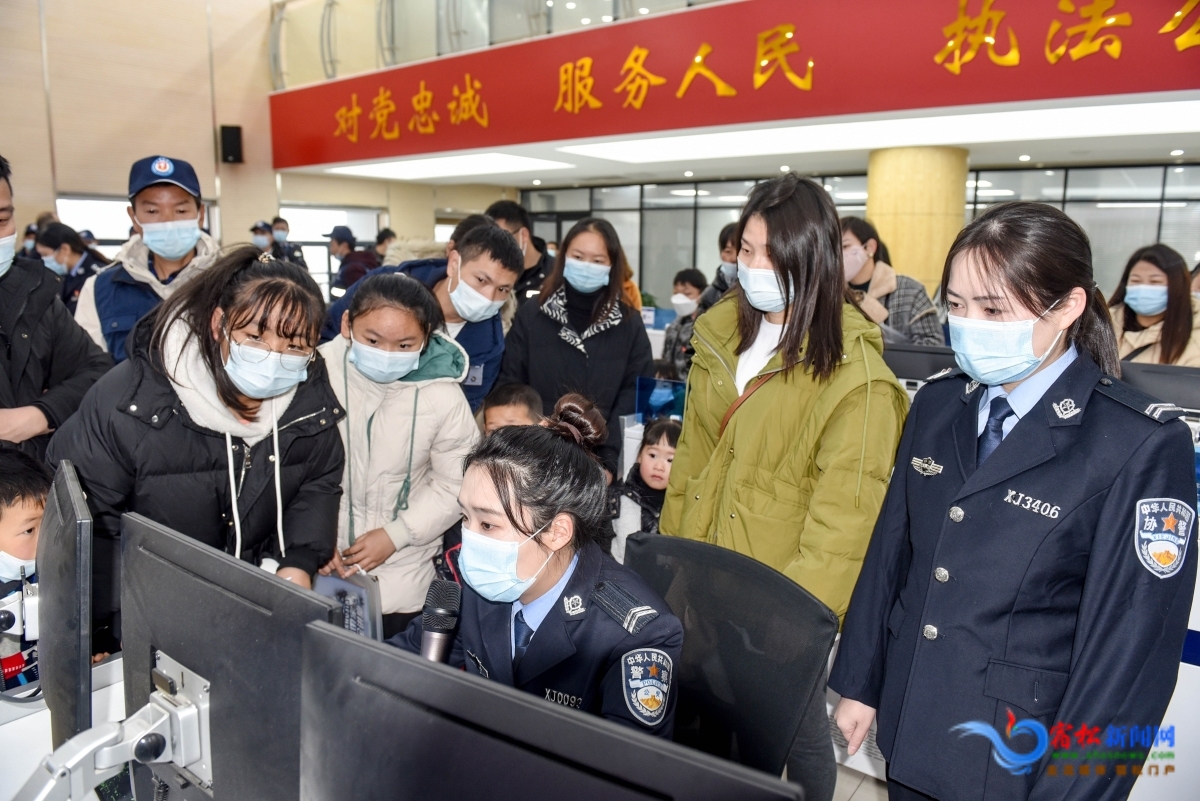 接警員講解報(bào)警知識.JPG