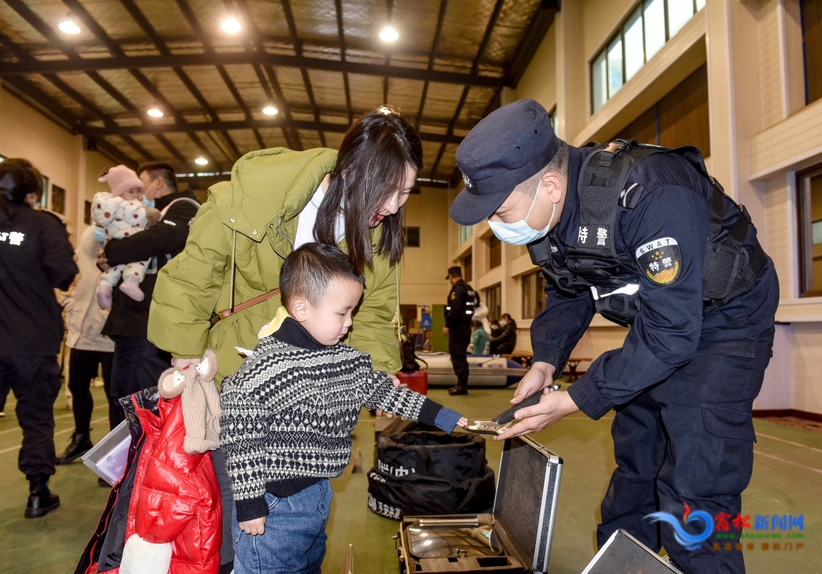 特警大隊(duì)民警介紹救援裝備.JPG