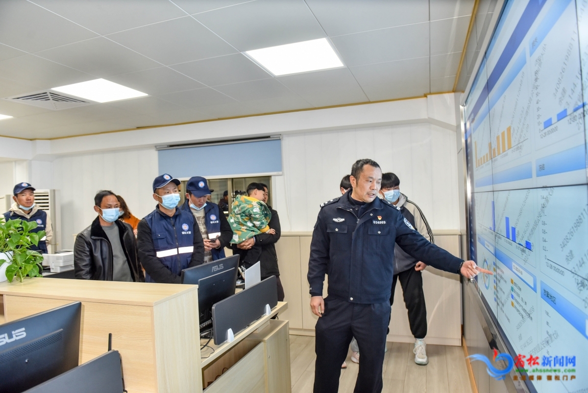 刑偵大隊(duì)民警介紹反電詐知識.JPG